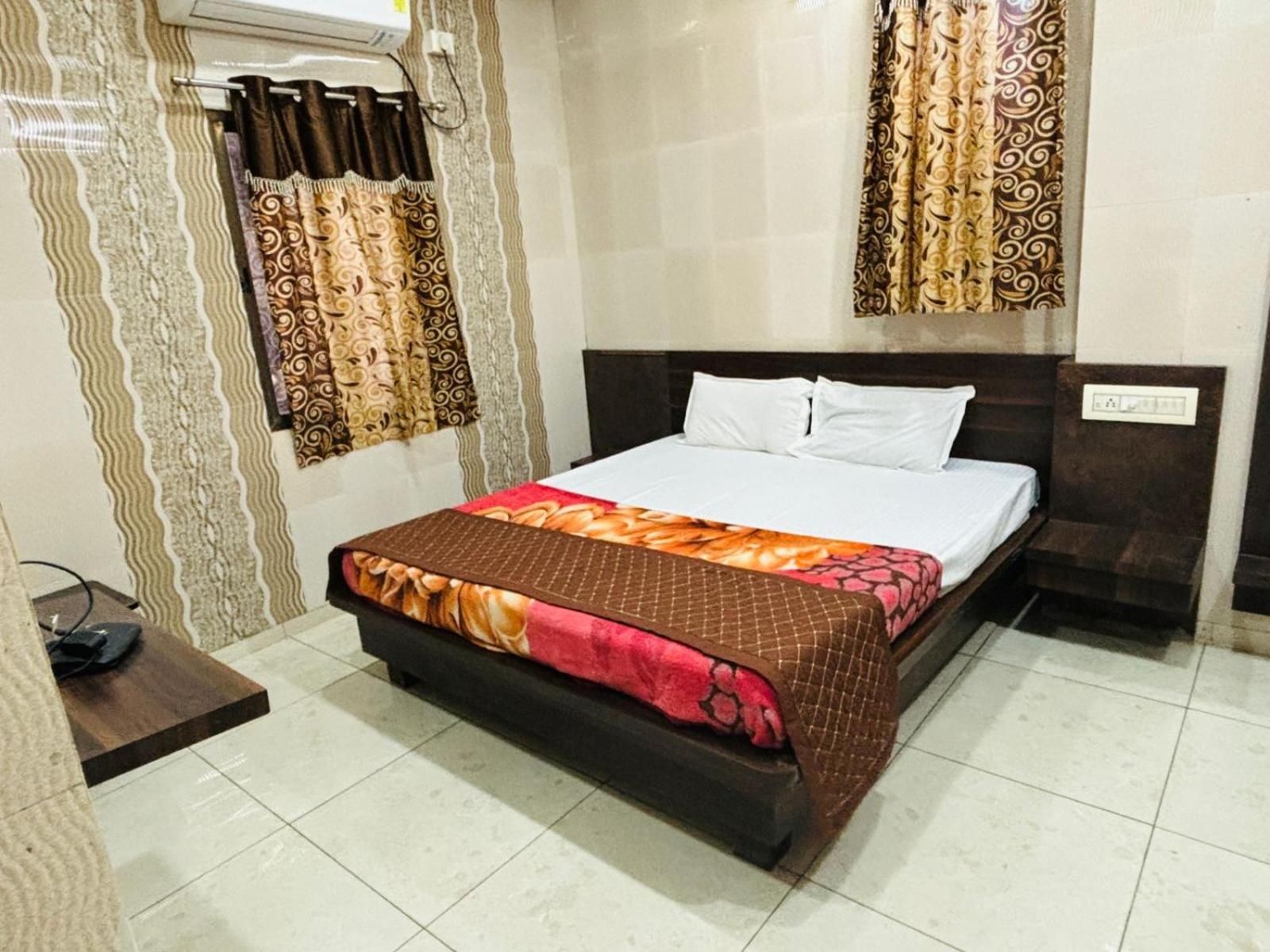 Hotel Shree Nath - 200 Meters From Dwarkadhish Temple Ngoại thất bức ảnh